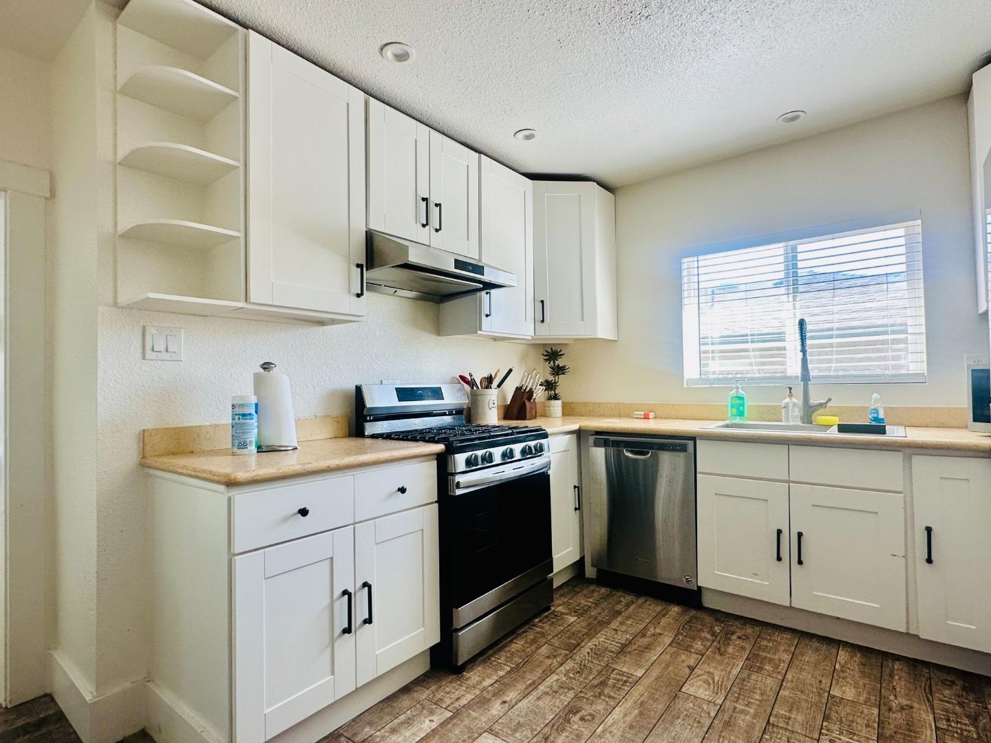 Detail Gallery Image 7 of 20 For 159 Hollywood Ave, San Jose,  CA 95112 - 6 Beds | 4 Baths