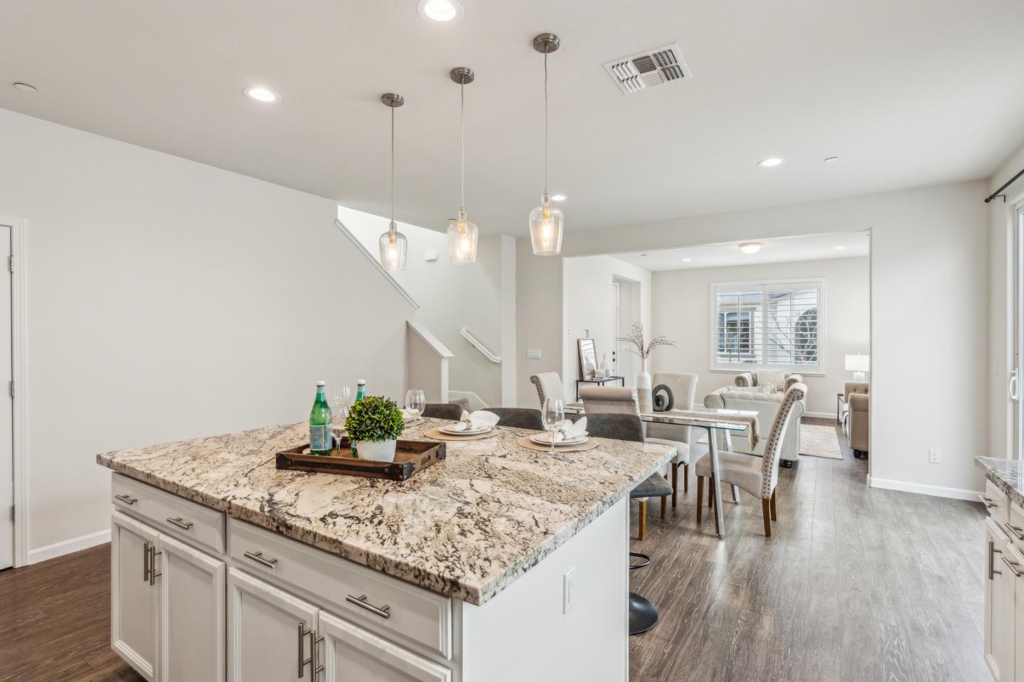 Detail Gallery Image 5 of 29 For 148 Heartland Dr, Hollister,  CA 95023 - 3 Beds | 2/1 Baths