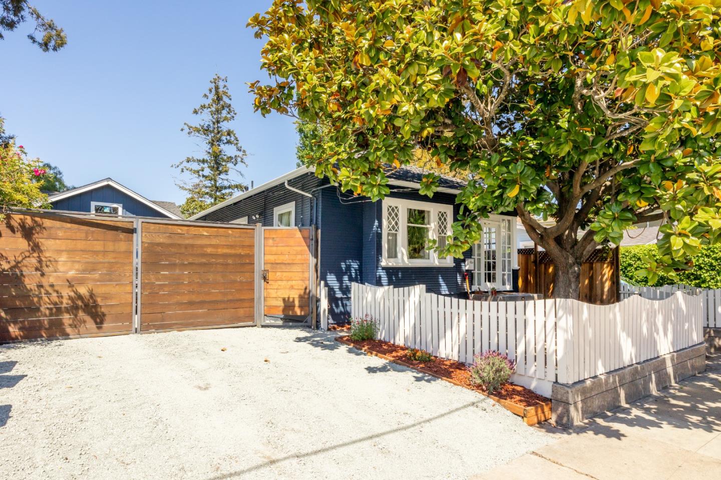 Detail Gallery Image 1 of 41 For 1124 Laurel St, Santa Cruz,  CA 95060 - 3 Beds | 2 Baths