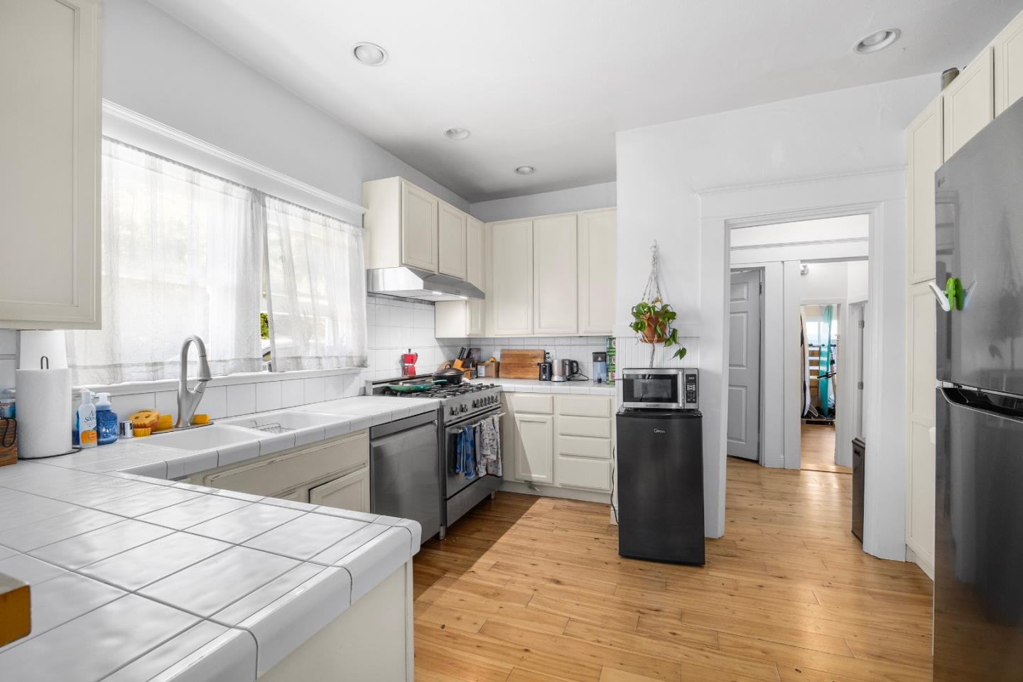Detail Gallery Image 11 of 41 For 1124 Laurel St, Santa Cruz,  CA 95060 - 3 Beds | 2 Baths