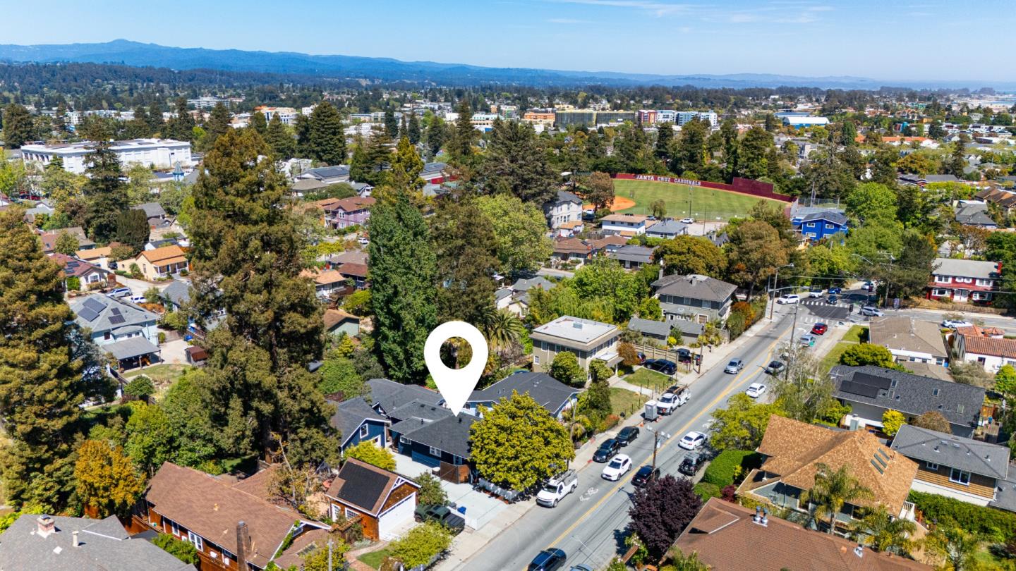 Detail Gallery Image 2 of 41 For 1124 Laurel St, Santa Cruz,  CA 95060 - 3 Beds | 2 Baths
