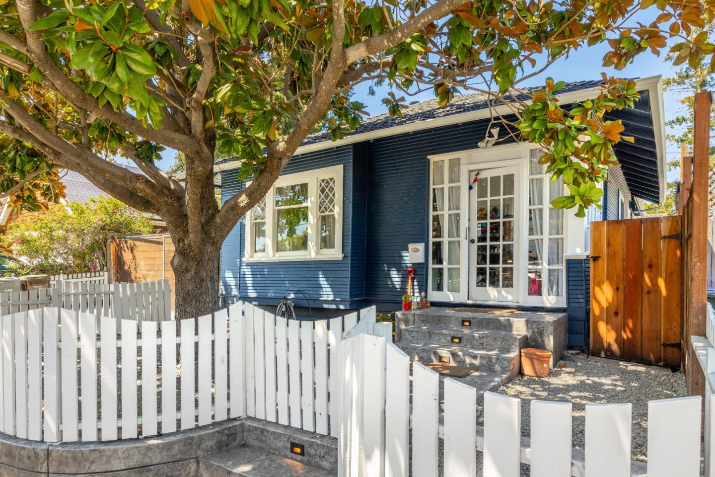 Detail Gallery Image 6 of 41 For 1124 Laurel St, Santa Cruz,  CA 95060 - 3 Beds | 2 Baths