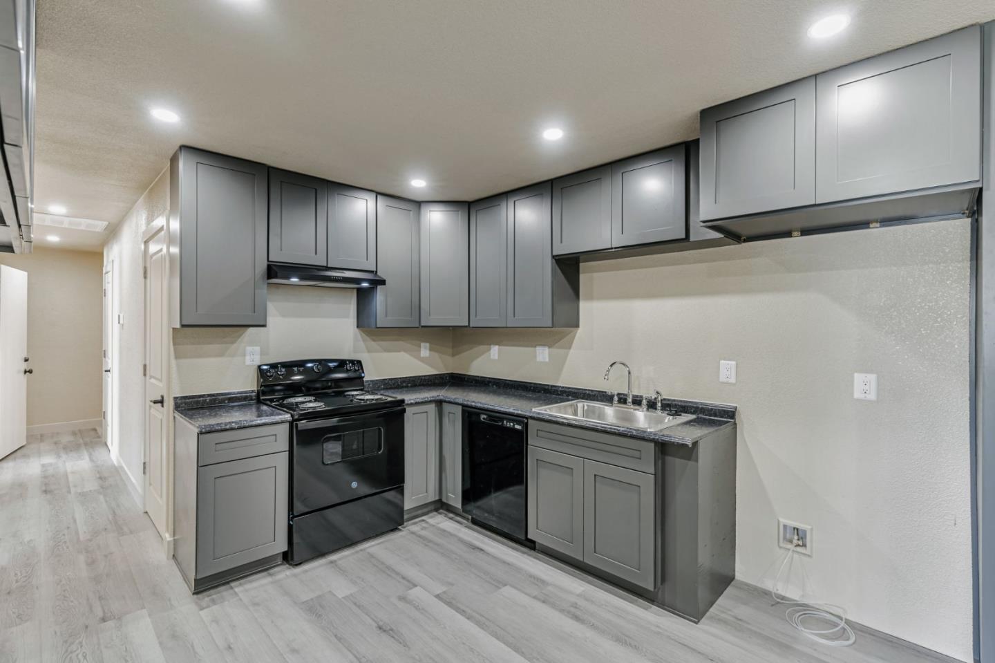 Detail Gallery Image 3 of 34 For 1917 Saturn Ct, Ceres,  CA 95307 - 3 Beds | 2 Baths