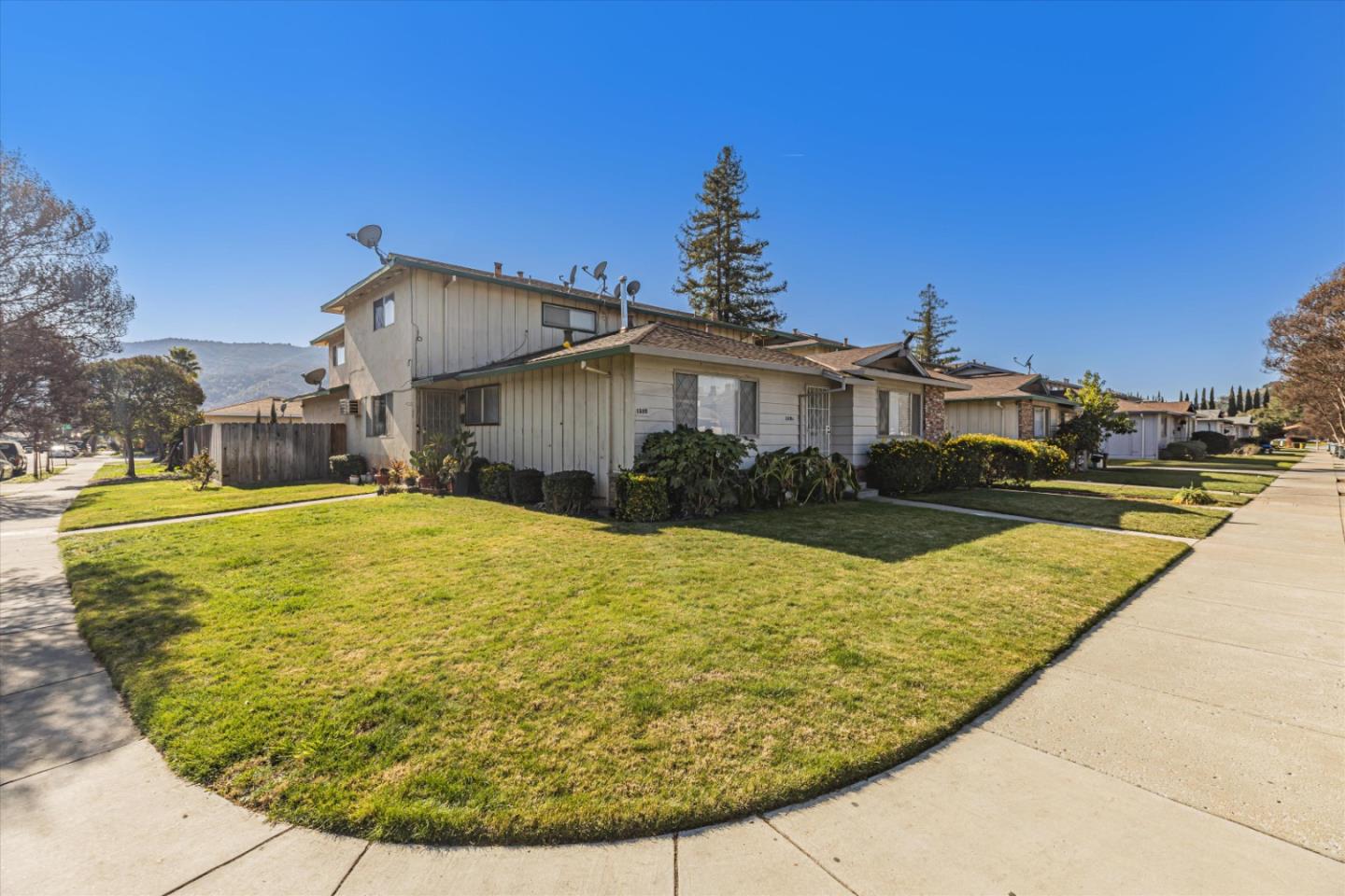 Detail Gallery Image 2 of 8 For 1210 Juniper Dr, Gilroy,  CA 95020 - – Beds | – Baths