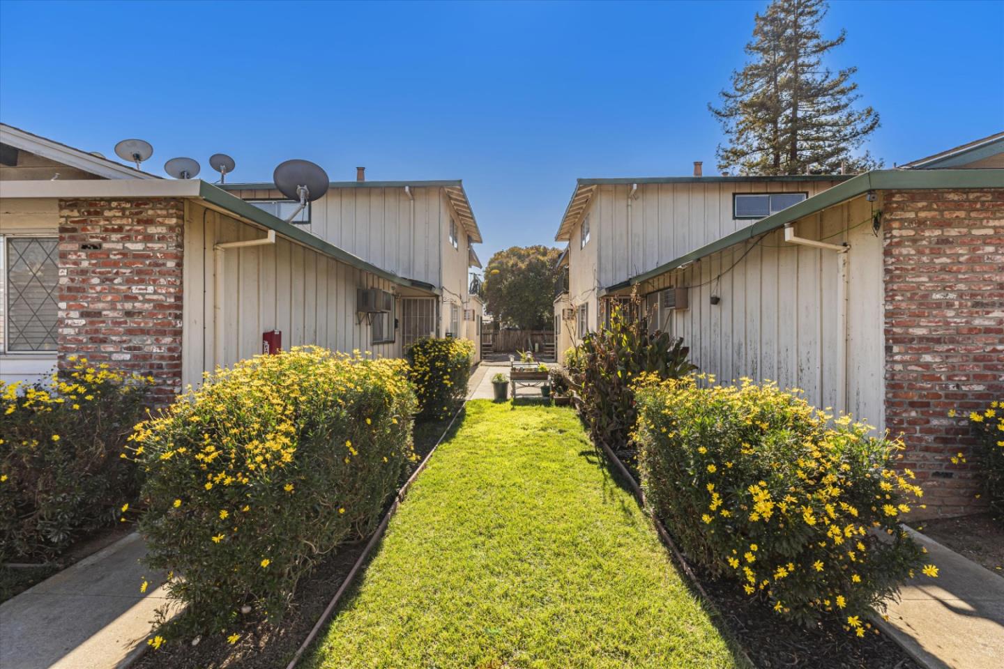 Detail Gallery Image 2 of 8 For 1220 Juniper Dr, Gilroy,  CA 95020 - – Beds | – Baths