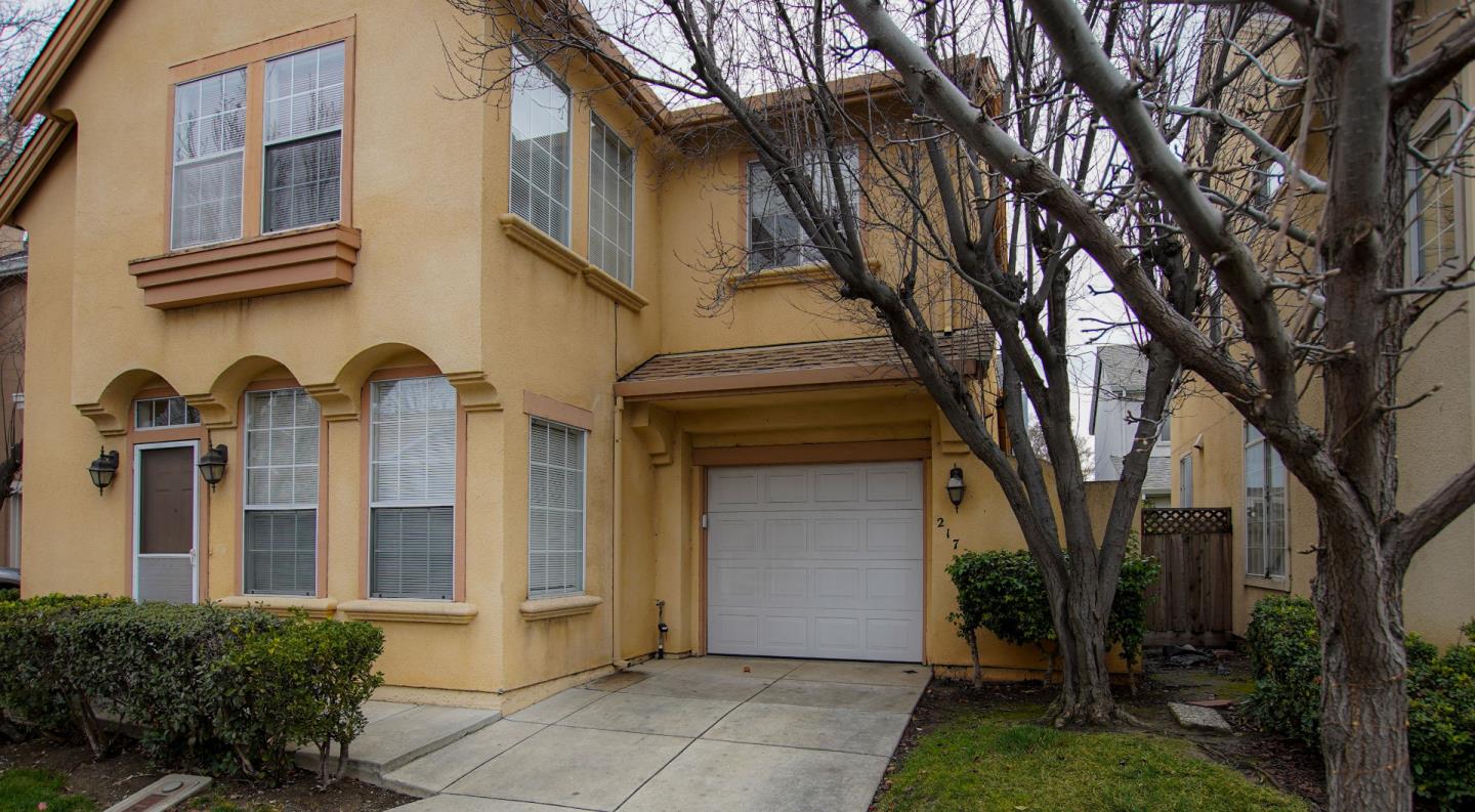 Detail Gallery Image 2 of 40 For 217 Holland Cir, Hollister,  CA 95023 - 3 Beds | 2/1 Baths