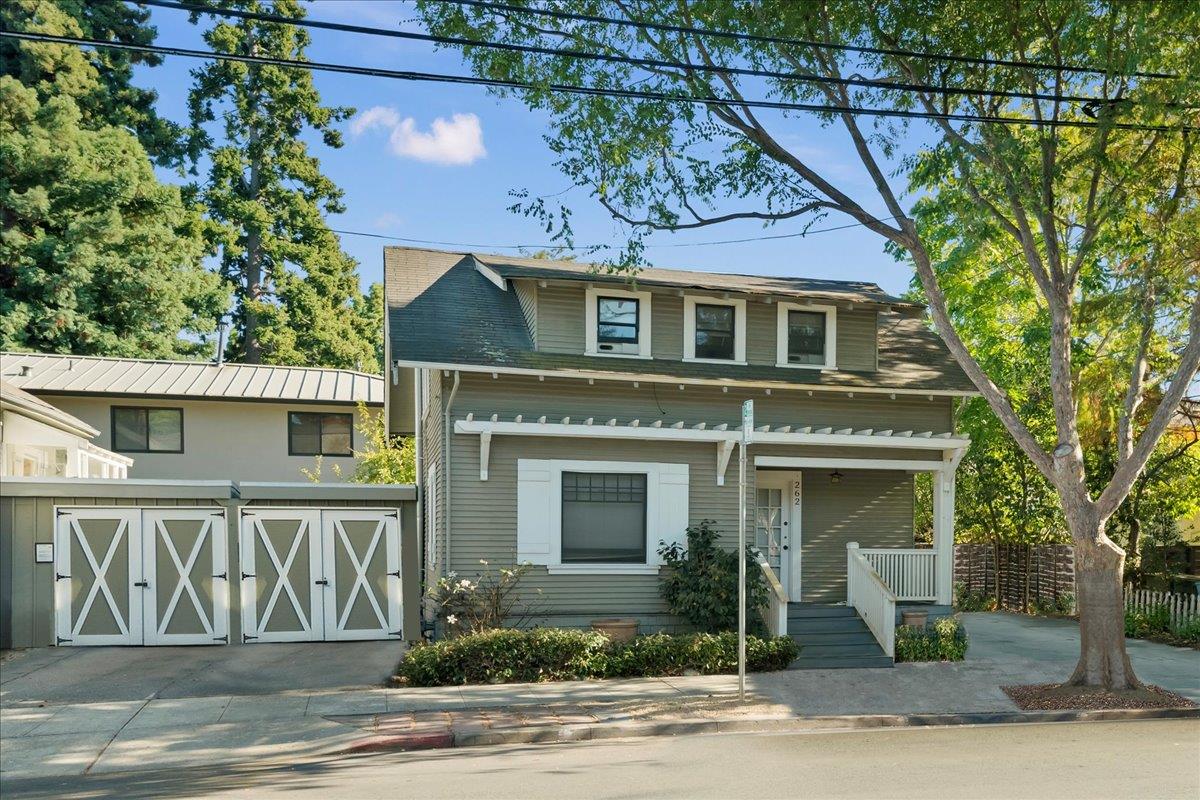 Detail Gallery Image 2 of 10 For 262 Hawthorne Ave, Palo Alto,  CA 94301 - 3 Beds | 2 Baths