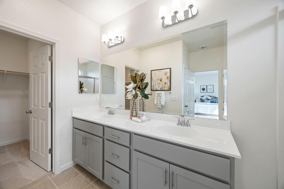 Detail Gallery Image 19 of 25 For 1871 Hydrangea Dr, Hollister,  CA 95023 - 4 Beds | 3 Baths