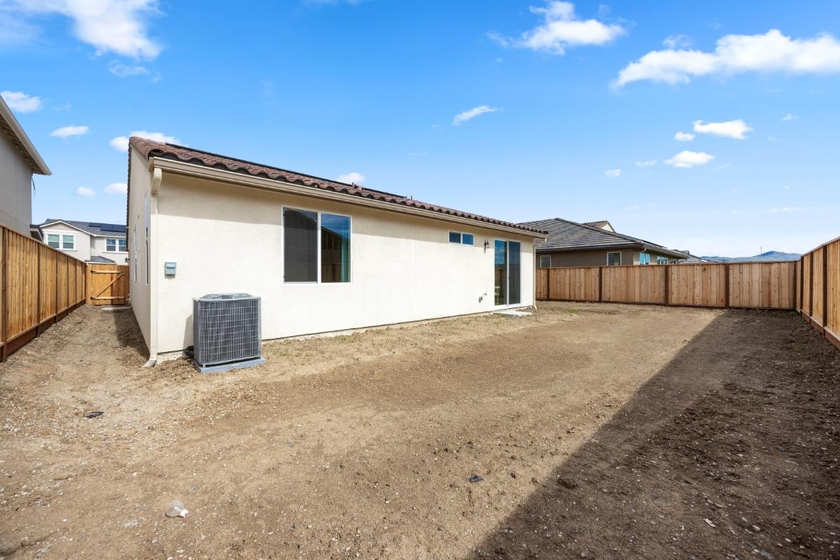 Detail Gallery Image 2 of 25 For 1871 Hydrangea Dr, Hollister,  CA 95023 - 4 Beds | 3 Baths