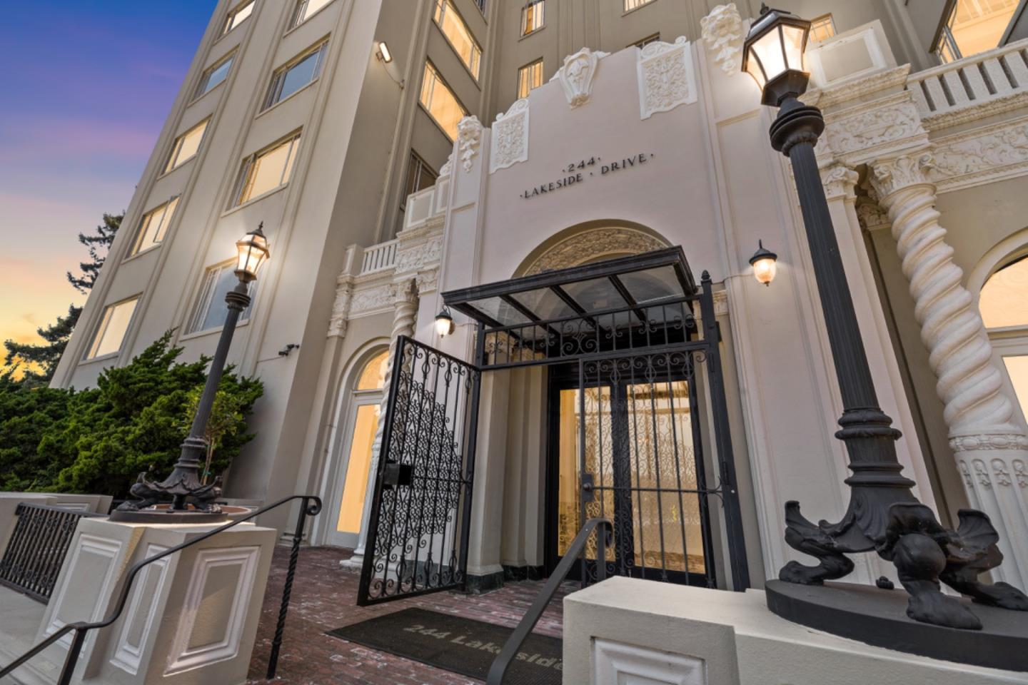 Detail Gallery Image 2 of 31 For 244 Lakeside Dr #101,  Oakland,  CA 94612 - 2 Beds | 2 Baths
