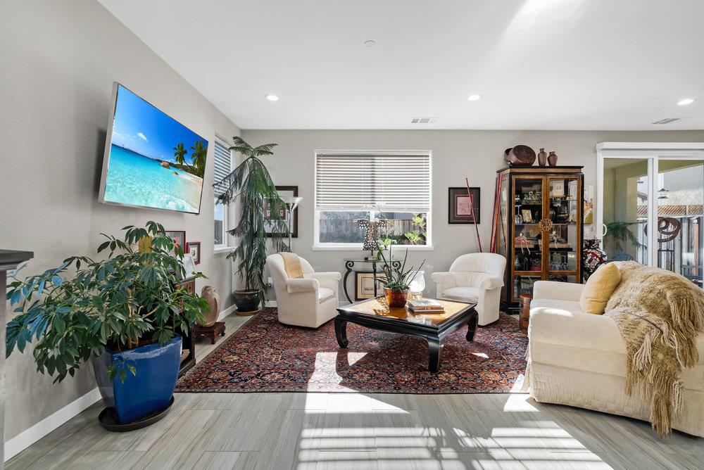 Detail Gallery Image 11 of 43 For 401 Crane Ln, Hollister,  CA 95023 - 3 Beds | 2/1 Baths