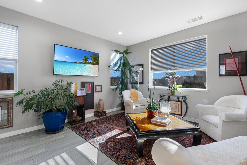Detail Gallery Image 12 of 43 For 401 Crane Ln, Hollister,  CA 95023 - 3 Beds | 2/1 Baths