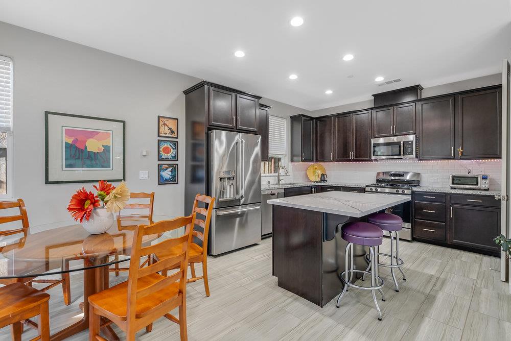 Detail Gallery Image 14 of 43 For 401 Crane Ln, Hollister,  CA 95023 - 3 Beds | 2/1 Baths