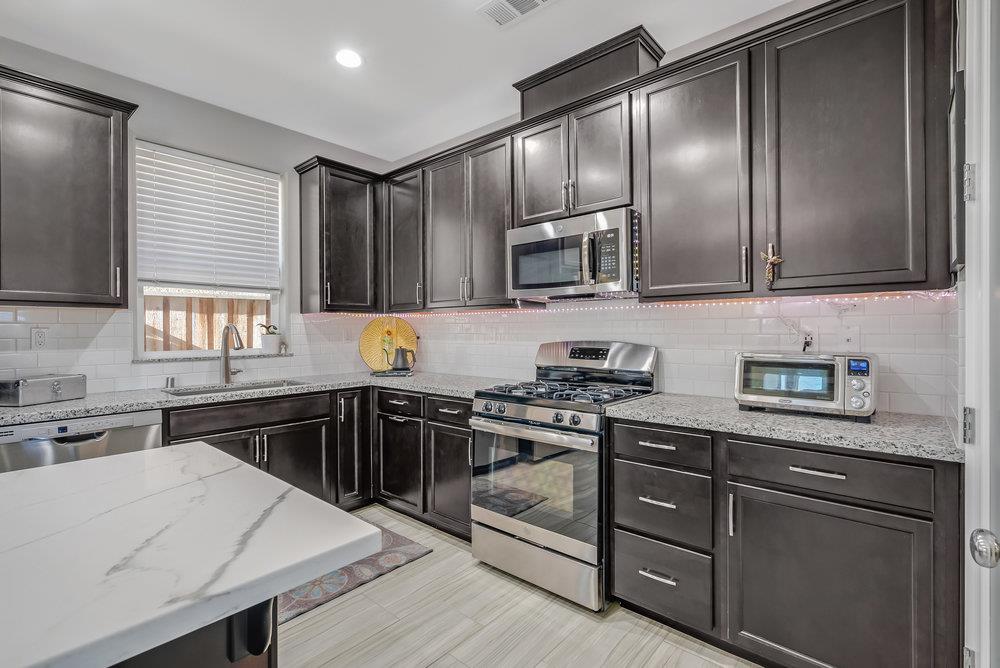 Detail Gallery Image 16 of 43 For 401 Crane Ln, Hollister,  CA 95023 - 3 Beds | 2/1 Baths