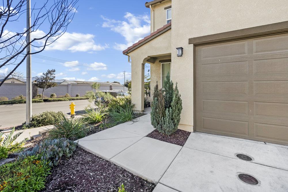 Detail Gallery Image 4 of 43 For 401 Crane Ln, Hollister,  CA 95023 - 3 Beds | 2/1 Baths