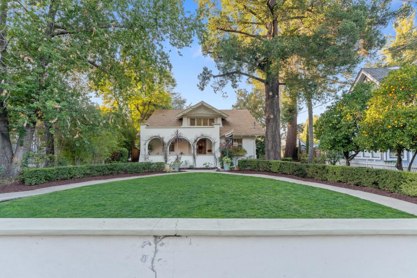 Detail Gallery Image 2 of 53 For 221 Los Gatos Blvd, Los Gatos,  CA 95030 - 5 Beds | 3/1 Baths