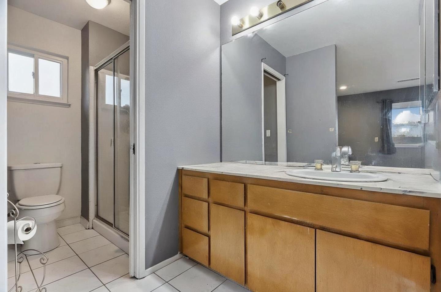 850 W Grand Avenue # B, Oakland, California 94607, 2 Bedrooms Bedrooms, ,1 BathroomBathrooms,Residential Lease,For Rent,850 W Grand Avenue # B,ML81992701