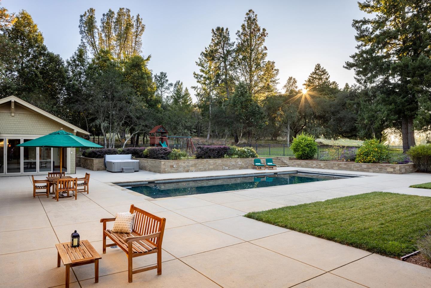 Detail Gallery Image 24 of 49 For 420 Bonnie Brae, Santa Cruz,  CA 95060 - 5 Beds | 4/1 Baths
