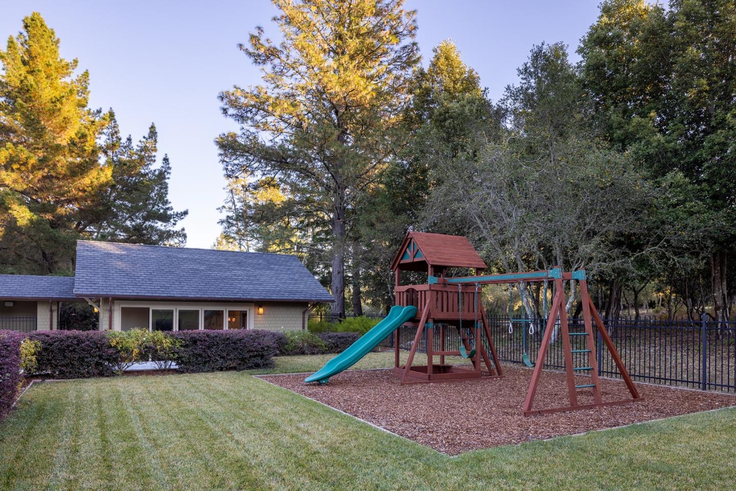 Detail Gallery Image 25 of 49 For 420 Bonnie Brae, Santa Cruz,  CA 95060 - 5 Beds | 4/1 Baths
