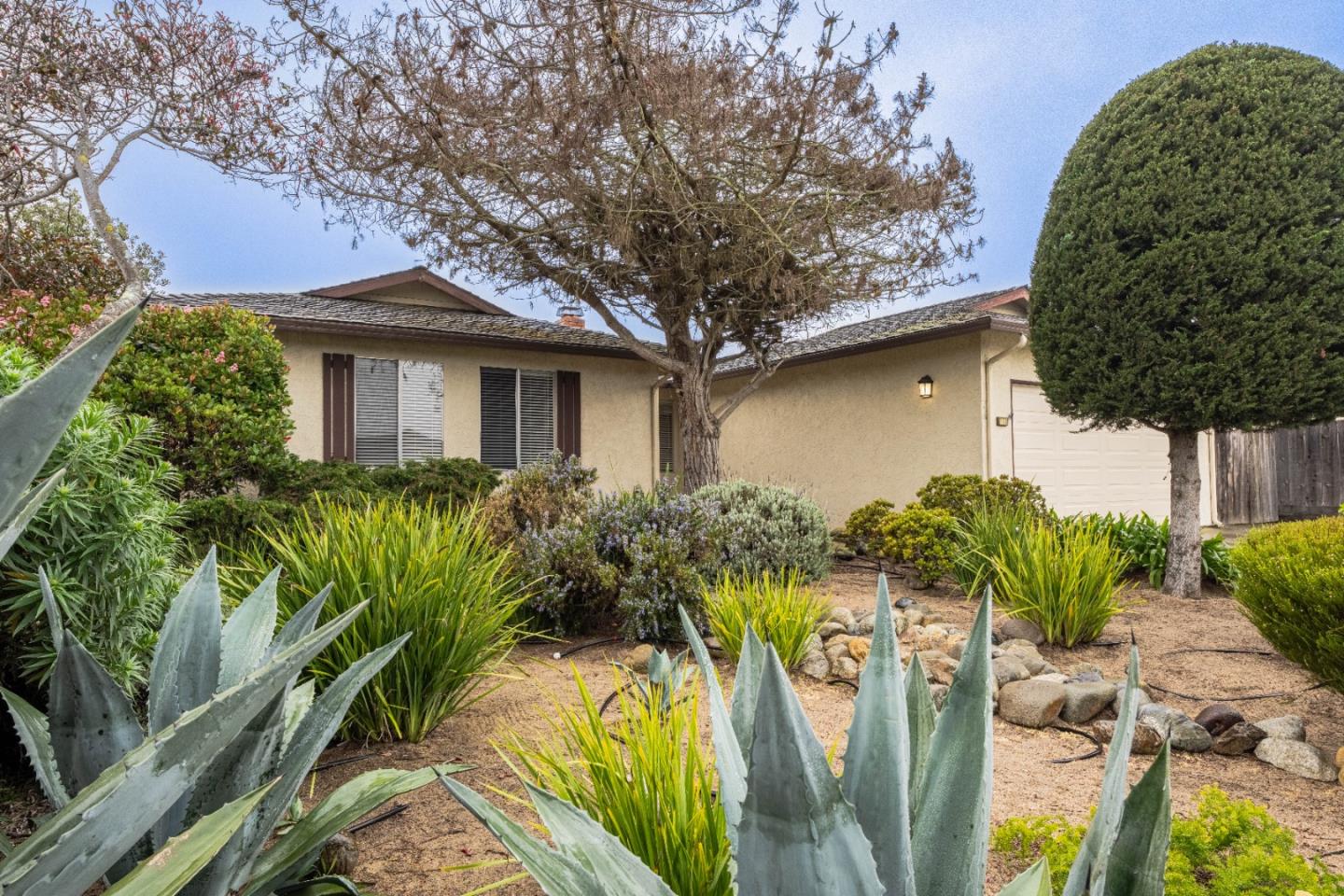 Detail Gallery Image 2 of 21 For 183 Lillian Pl, Marina,  CA 93933 - 3 Beds | 2 Baths