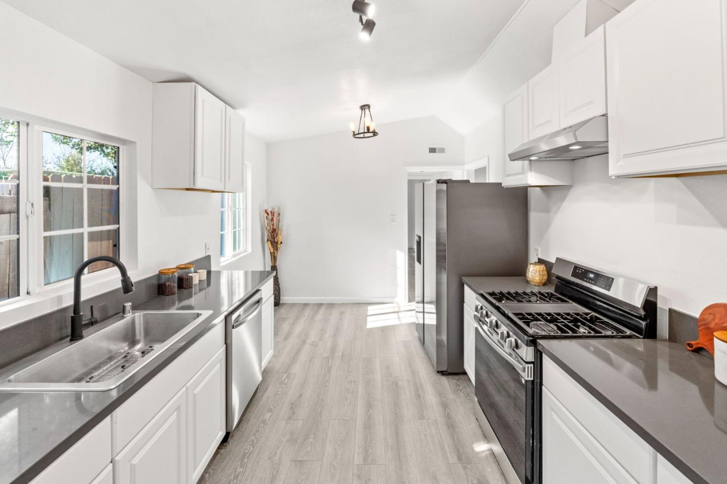Detail Gallery Image 17 of 50 For 2887 Fordham St, East Palo Alto,  CA 94303 - 7 Beds | 4 Baths
