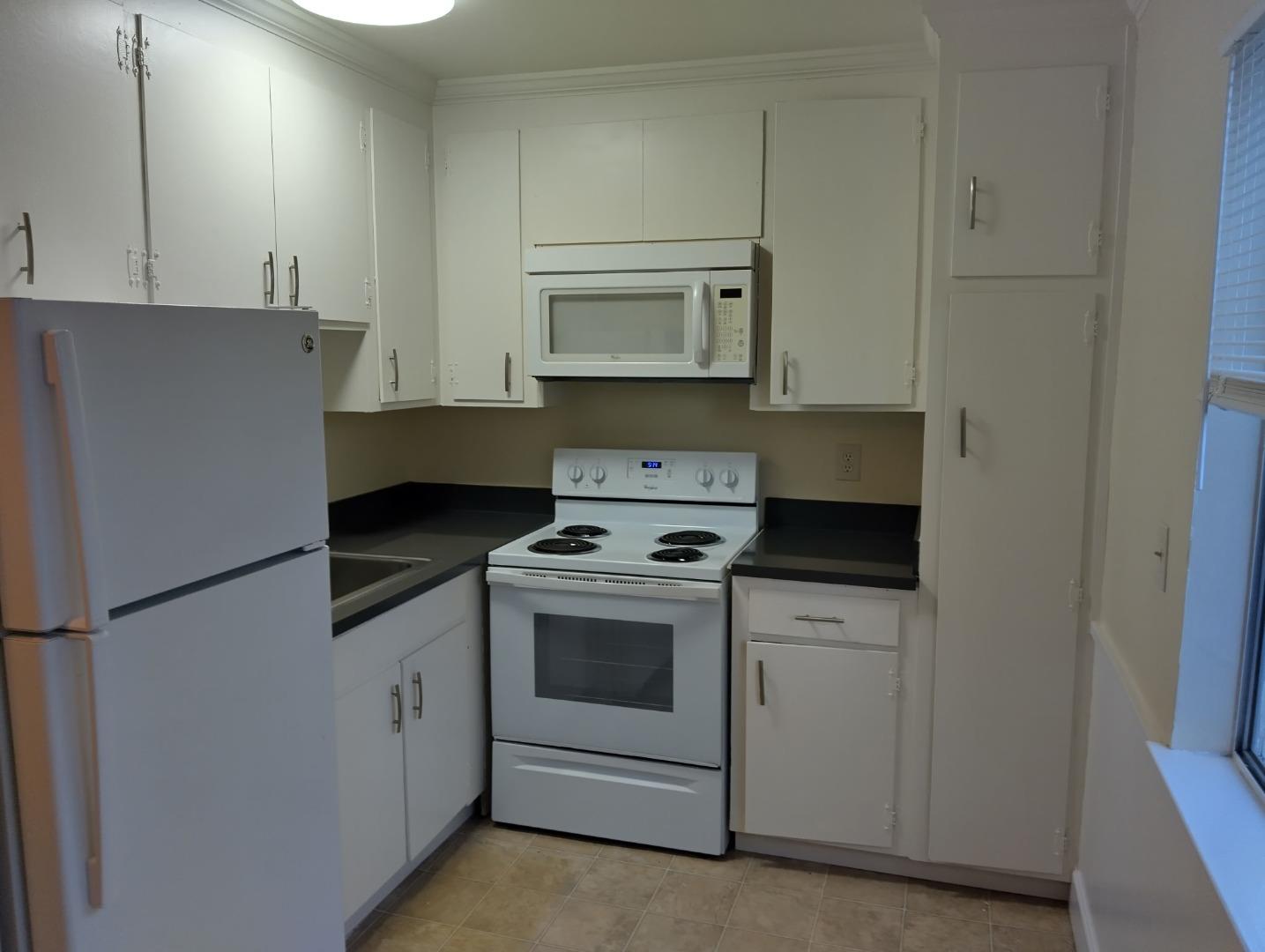 Detail Gallery Image 4 of 8 For 1443 Kentfield Ave #7,  Redwood City,  CA 94061 - 1 Beds | 1 Baths