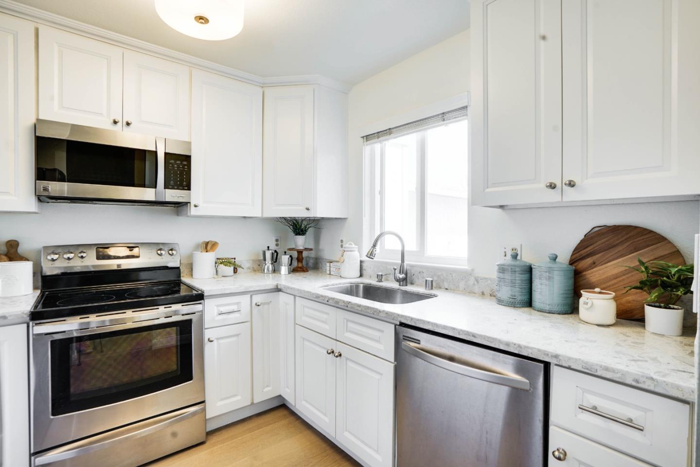 Detail Gallery Image 7 of 27 For 260 Ventura Ave, Palo Alto,  CA 94306 - 2 Beds | 1/1 Baths