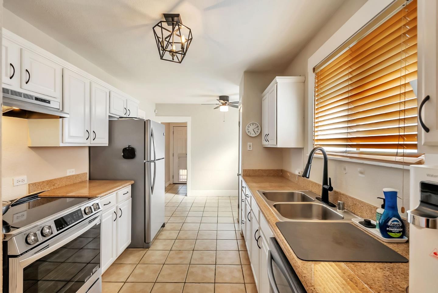 Detail Gallery Image 10 of 28 For 2452 Humboldt Ave, Oakland,  CA 94601 - 2 Beds | 1/1 Baths