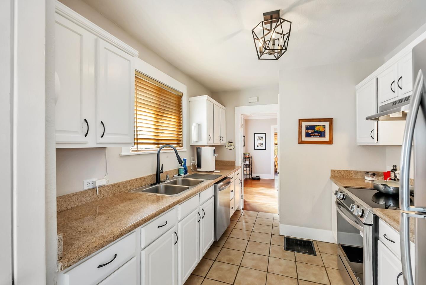 Detail Gallery Image 12 of 28 For 2452 Humboldt Ave, Oakland,  CA 94601 - 2 Beds | 1/1 Baths