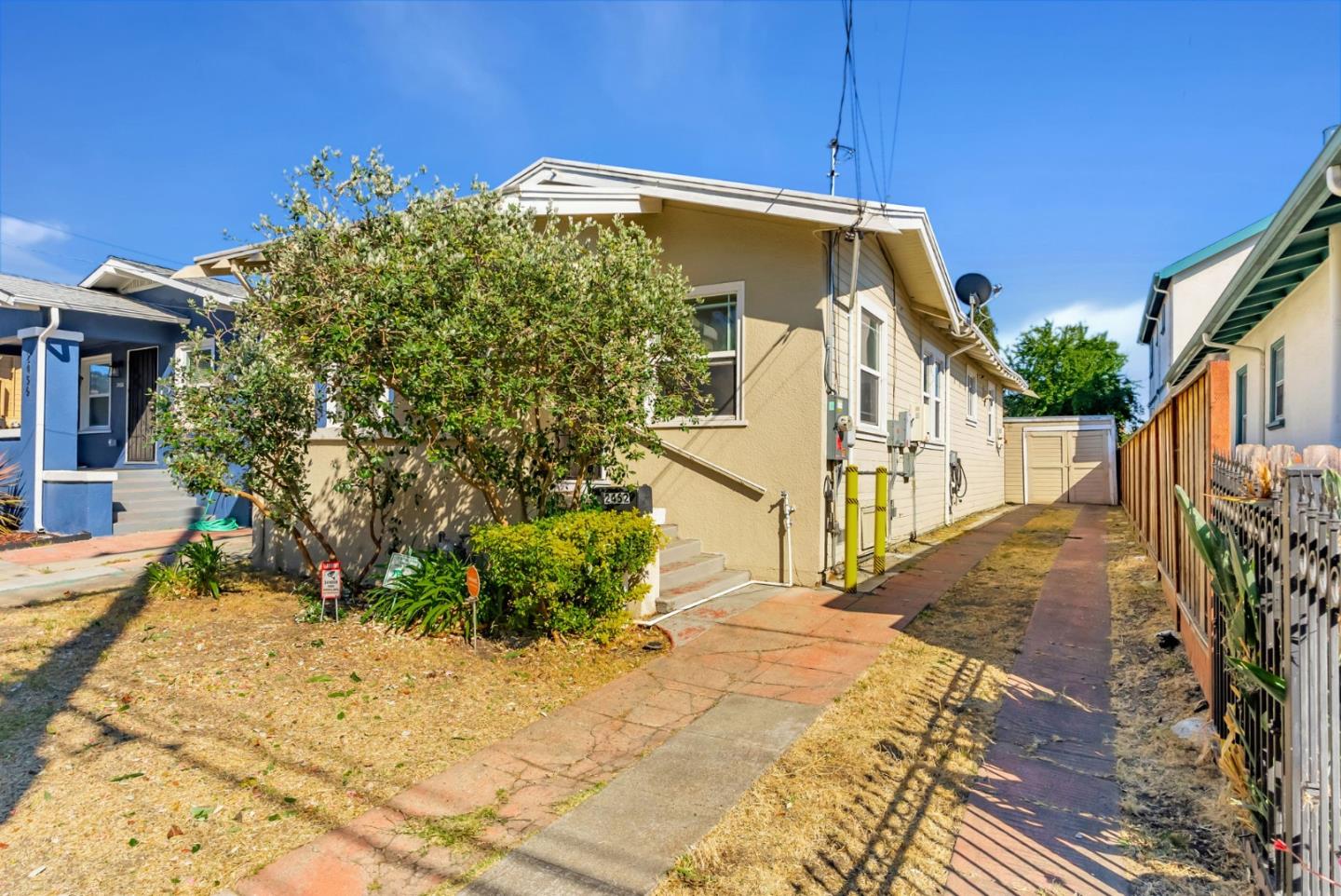 Detail Gallery Image 3 of 28 For 2452 Humboldt Ave, Oakland,  CA 94601 - 2 Beds | 1/1 Baths