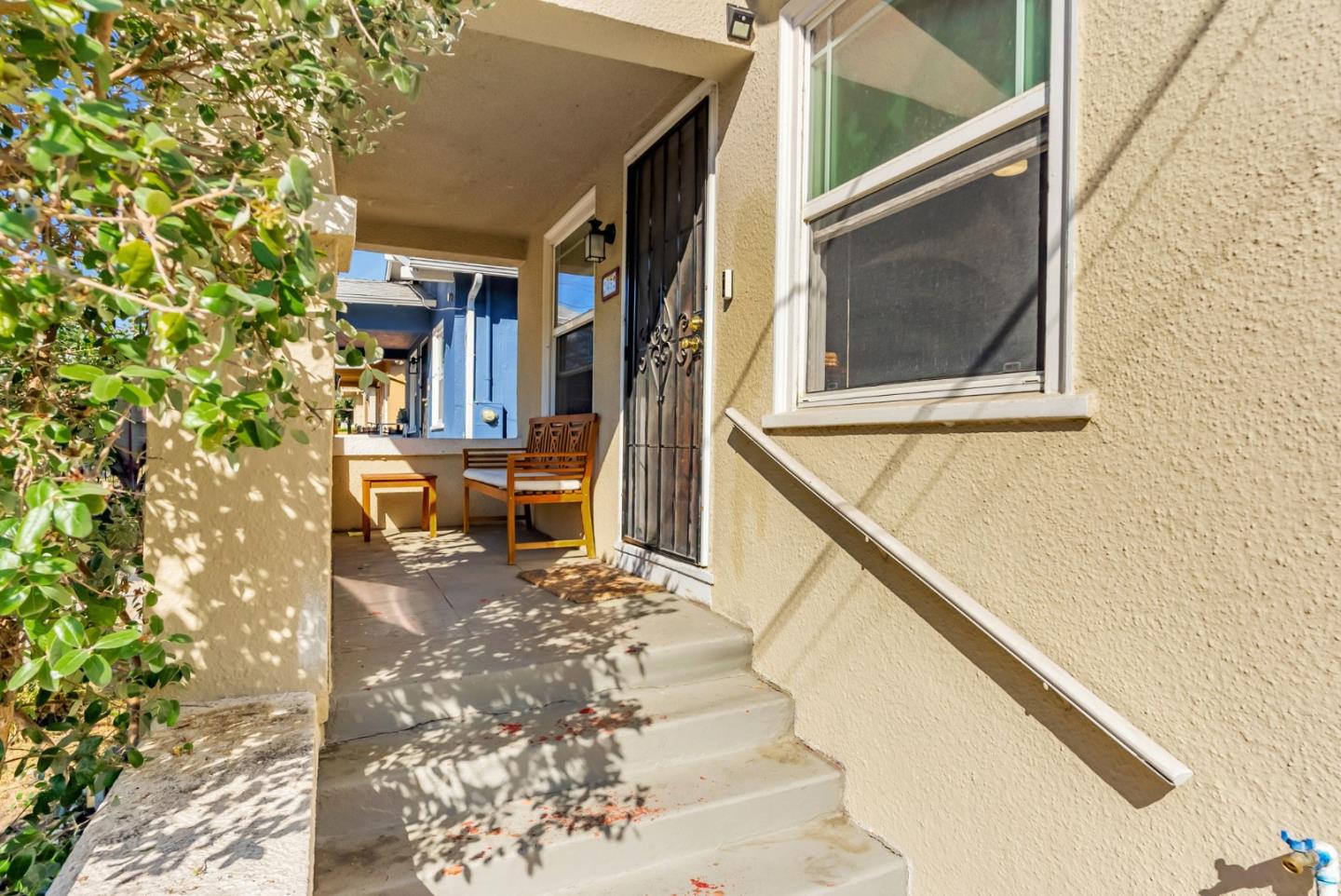 Detail Gallery Image 4 of 28 For 2452 Humboldt Ave, Oakland,  CA 94601 - 2 Beds | 1/1 Baths