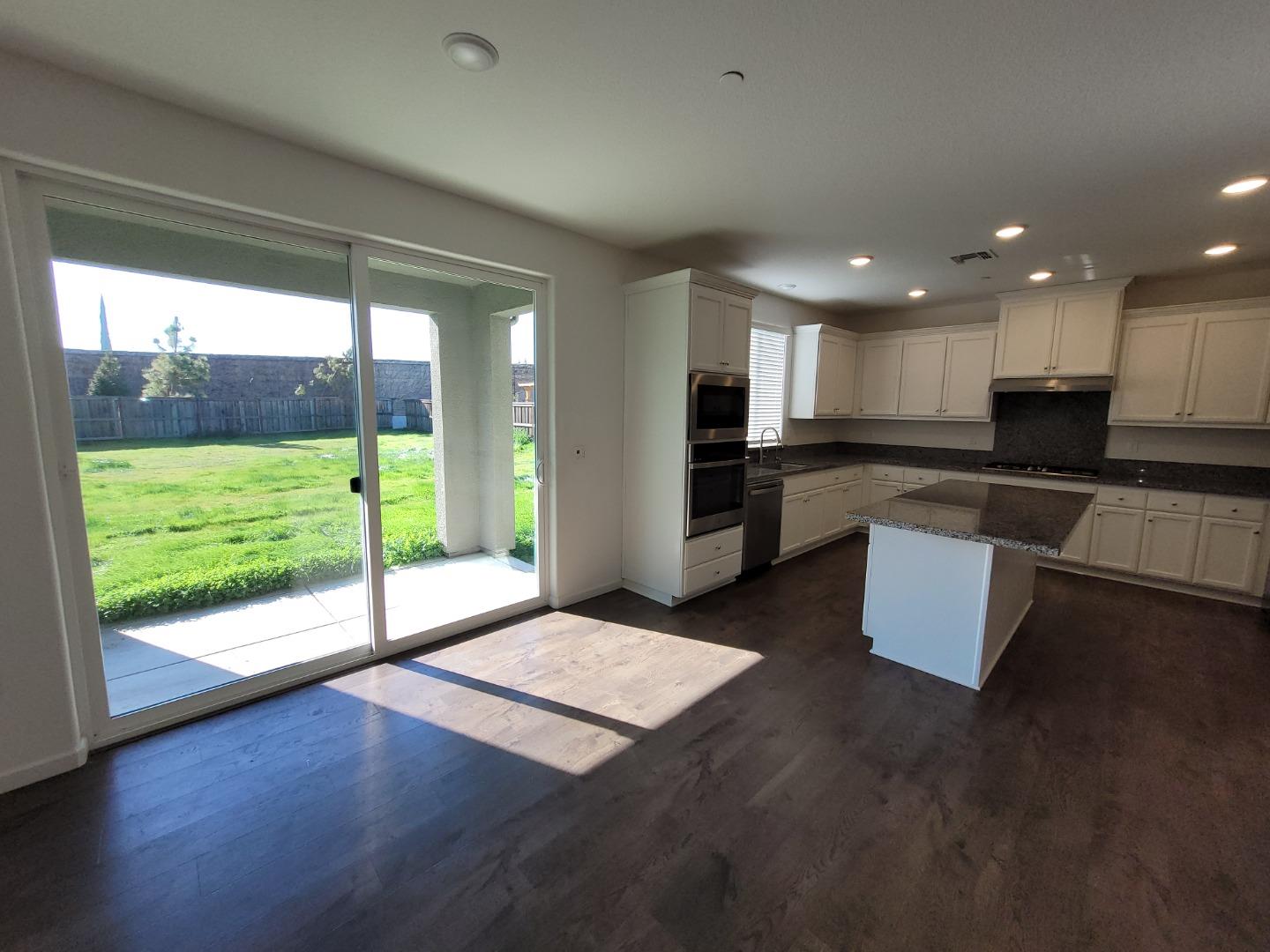 Detail Gallery Image 3 of 22 For 624 Victoria Dr, Manteca,  CA 95336 - 2 Beds | 2 Baths
