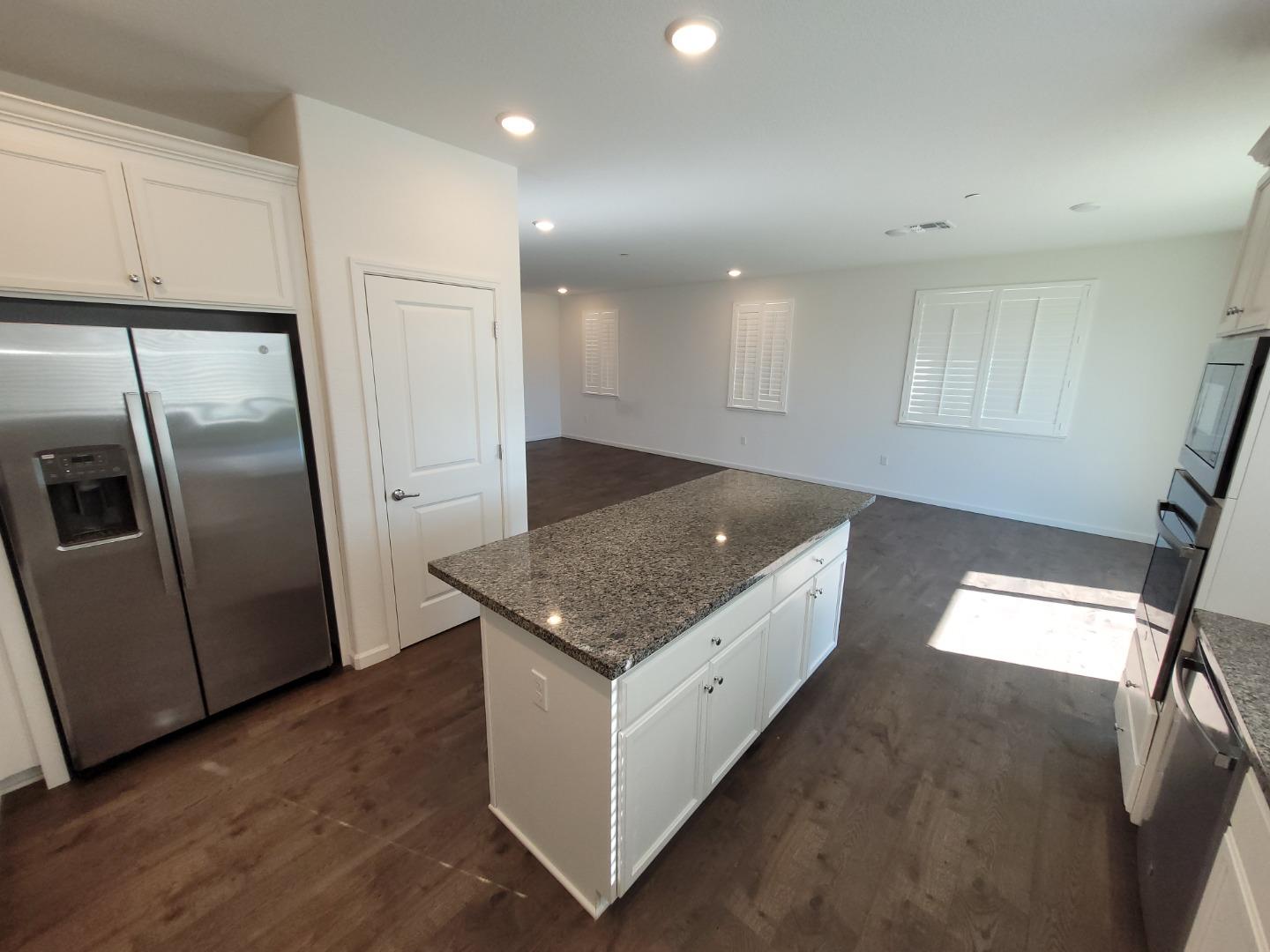 Detail Gallery Image 4 of 22 For 624 Victoria Dr, Manteca,  CA 95336 - 2 Beds | 2 Baths