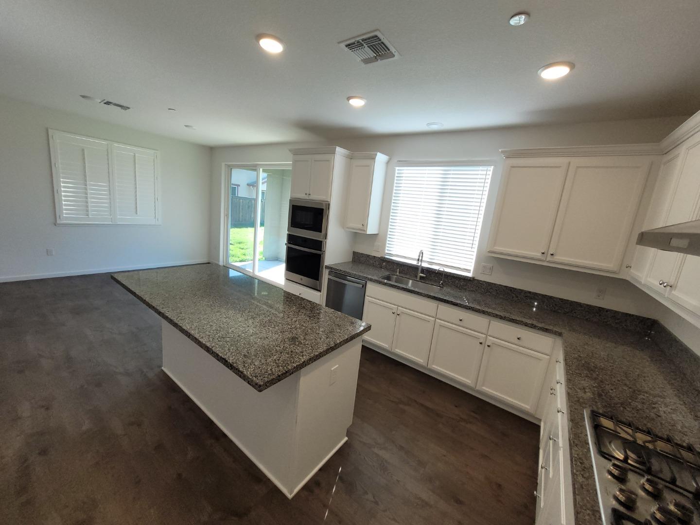 Detail Gallery Image 5 of 22 For 624 Victoria Dr, Manteca,  CA 95336 - 2 Beds | 2 Baths
