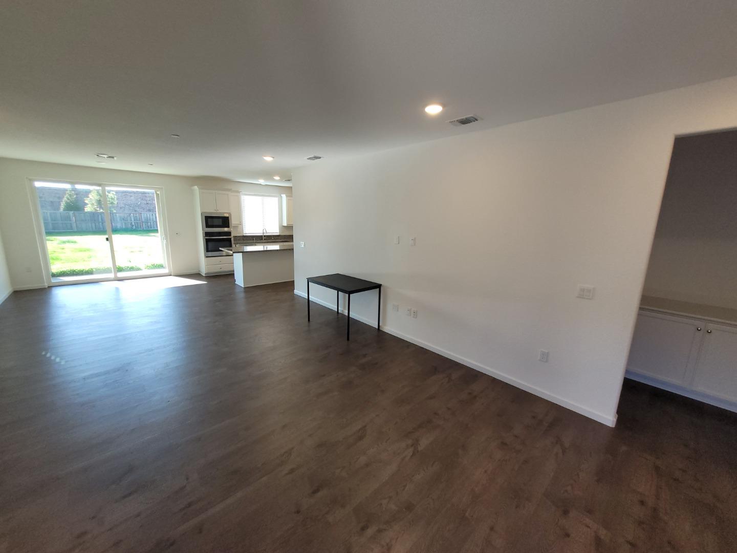 Detail Gallery Image 8 of 22 For 624 Victoria Dr, Manteca,  CA 95336 - 2 Beds | 2 Baths
