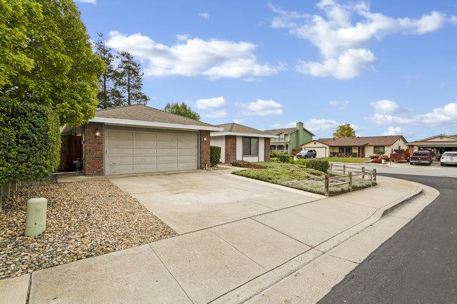 Detail Gallery Image 5 of 55 For 1611 Tiburon Dr, Hollister,  CA 95023 - 3 Beds | 2 Baths