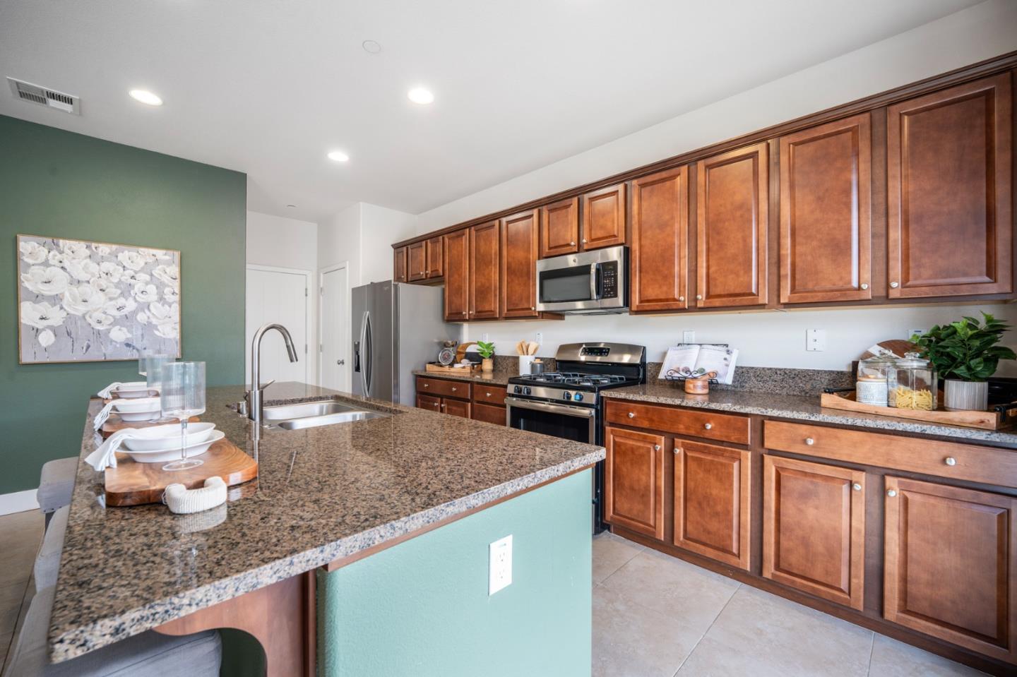 Detail Gallery Image 11 of 31 For 1701 Panorama Dr, Hollister,  CA 95023 - 4 Beds | 3 Baths