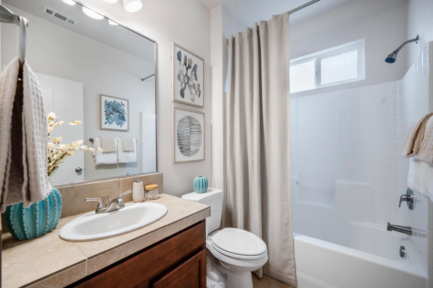 Detail Gallery Image 14 of 31 For 1701 Panorama Dr, Hollister,  CA 95023 - 4 Beds | 3 Baths