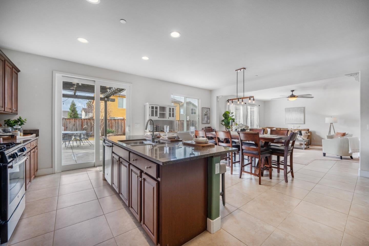 Detail Gallery Image 8 of 31 For 1701 Panorama Dr, Hollister,  CA 95023 - 4 Beds | 3 Baths