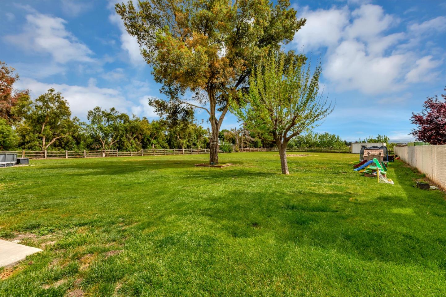 Detail Gallery Image 10 of 47 For 541 Lemos Ct, Hollister,  CA 95023 - 4 Beds | 2 Baths