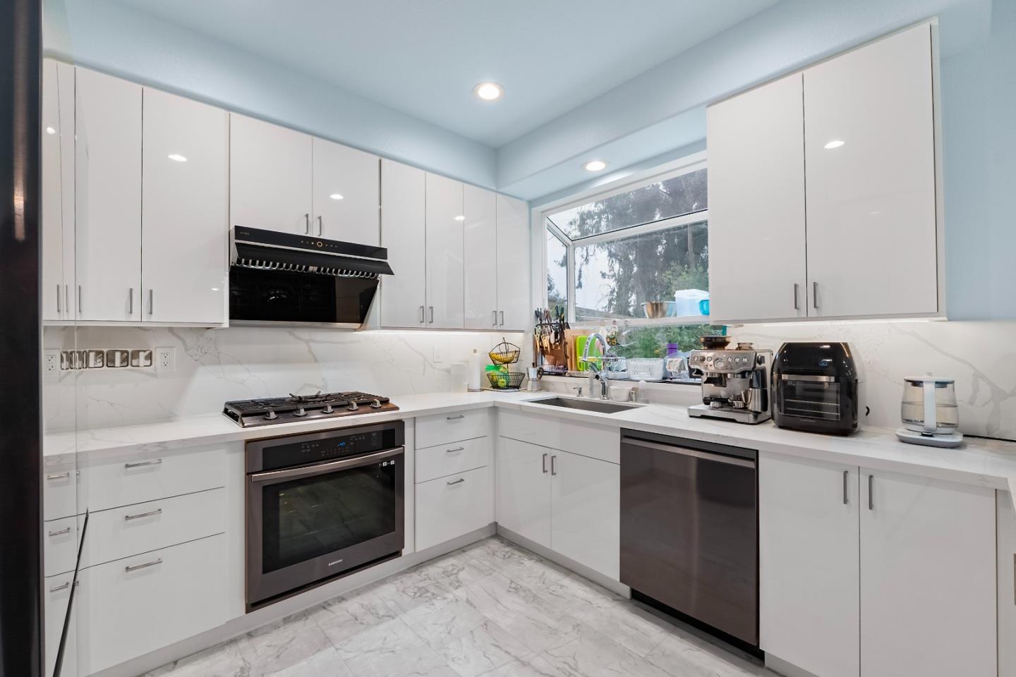 Detail Gallery Image 8 of 31 For 708 Raineer Ct, San Leandro,  CA 94577 - 3 Beds | 2/1 Baths