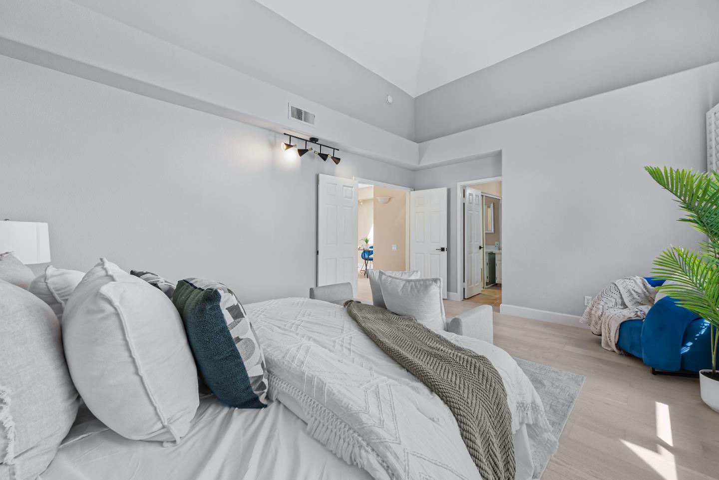 Detail Gallery Image 21 of 50 For 856 Lakeshore Dr, Redwood City,  CA 94065 - 3 Beds | 2/1 Baths