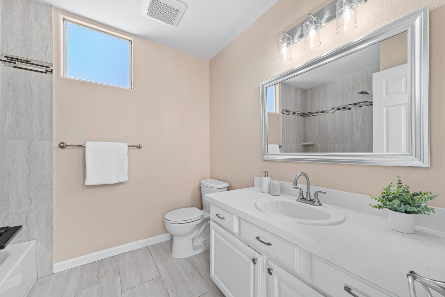 Detail Gallery Image 32 of 50 For 856 Lakeshore Dr, Redwood City,  CA 94065 - 3 Beds | 2/1 Baths