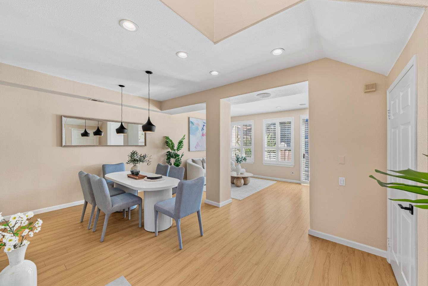 Detail Gallery Image 9 of 50 For 856 Lakeshore Dr, Redwood City,  CA 94065 - 3 Beds | 2/1 Baths