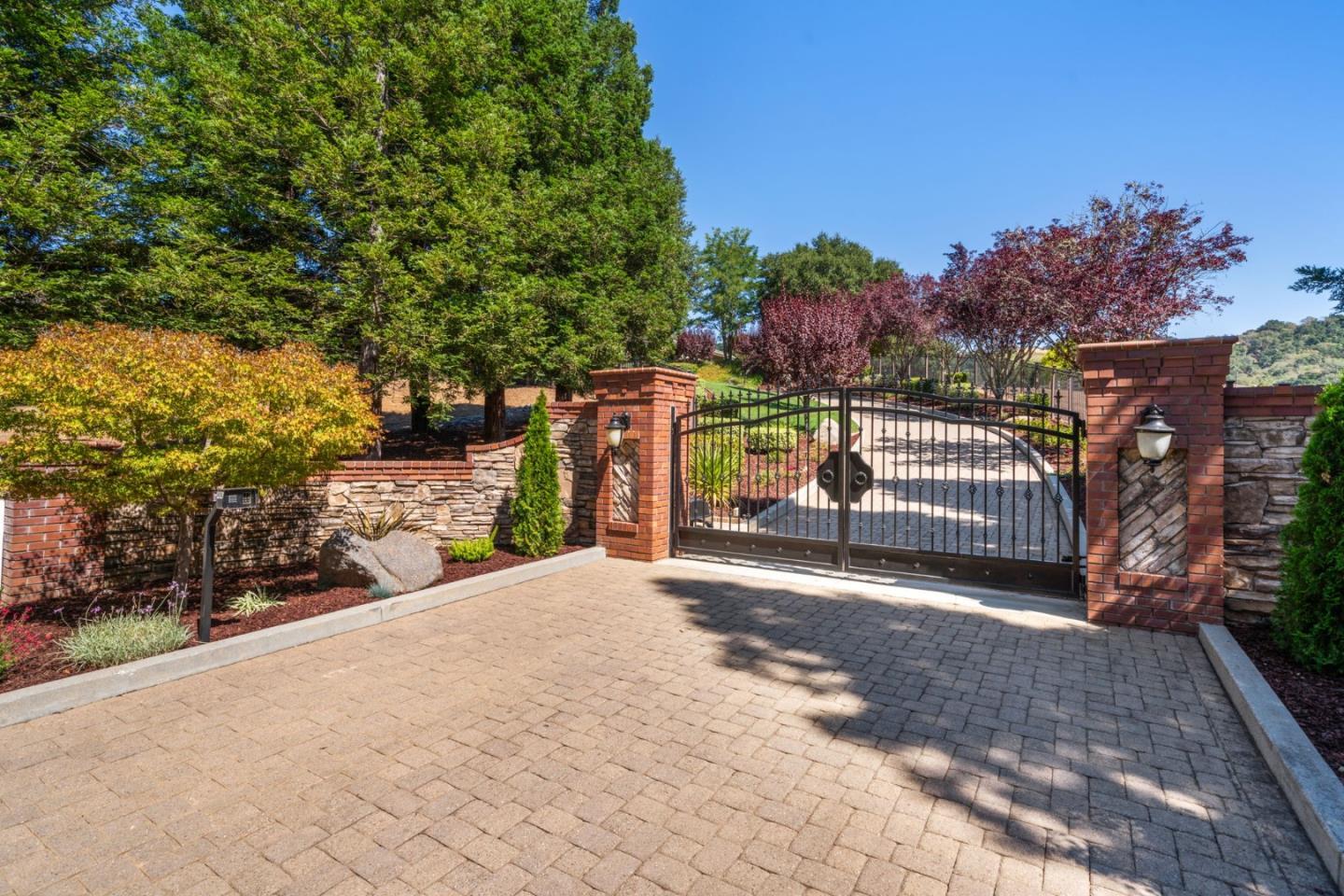 Detail Gallery Image 2 of 57 For 6585 Redwood Retreat Rd, Gilroy,  CA 95020 - 4 Beds | 3/2 Baths