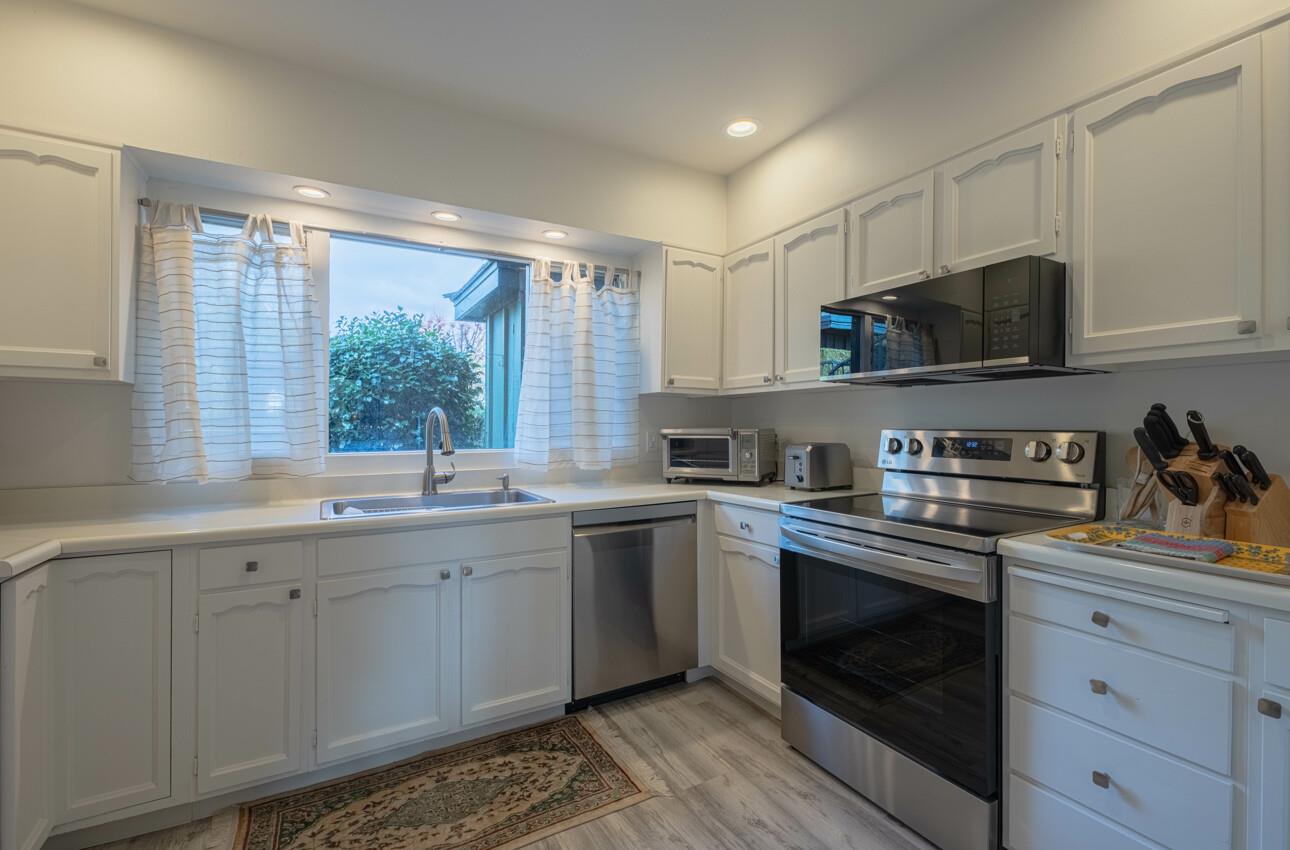 Detail Gallery Image 8 of 28 For 120 Del Mesa Carmel, Carmel,  CA 93923 - 1 Beds | 1 Baths