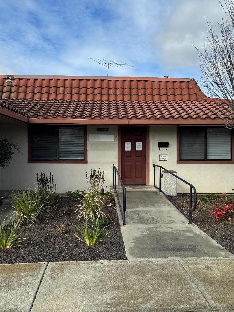 Detail Gallery Image 1 of 13 For 901 Sunset Dr #1,  Hollister,  CA 95023 - – Beds | – Baths
