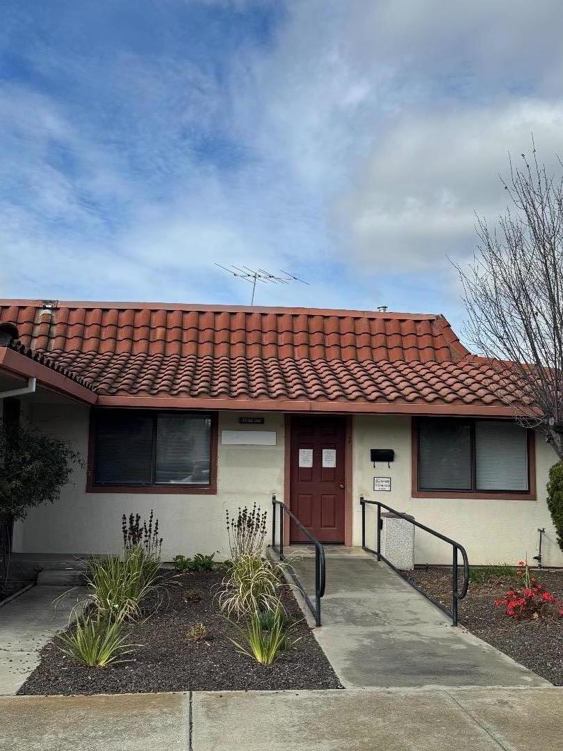 Detail Gallery Image 2 of 13 For 901 Sunset Dr #1,  Hollister,  CA 95023 - – Beds | – Baths