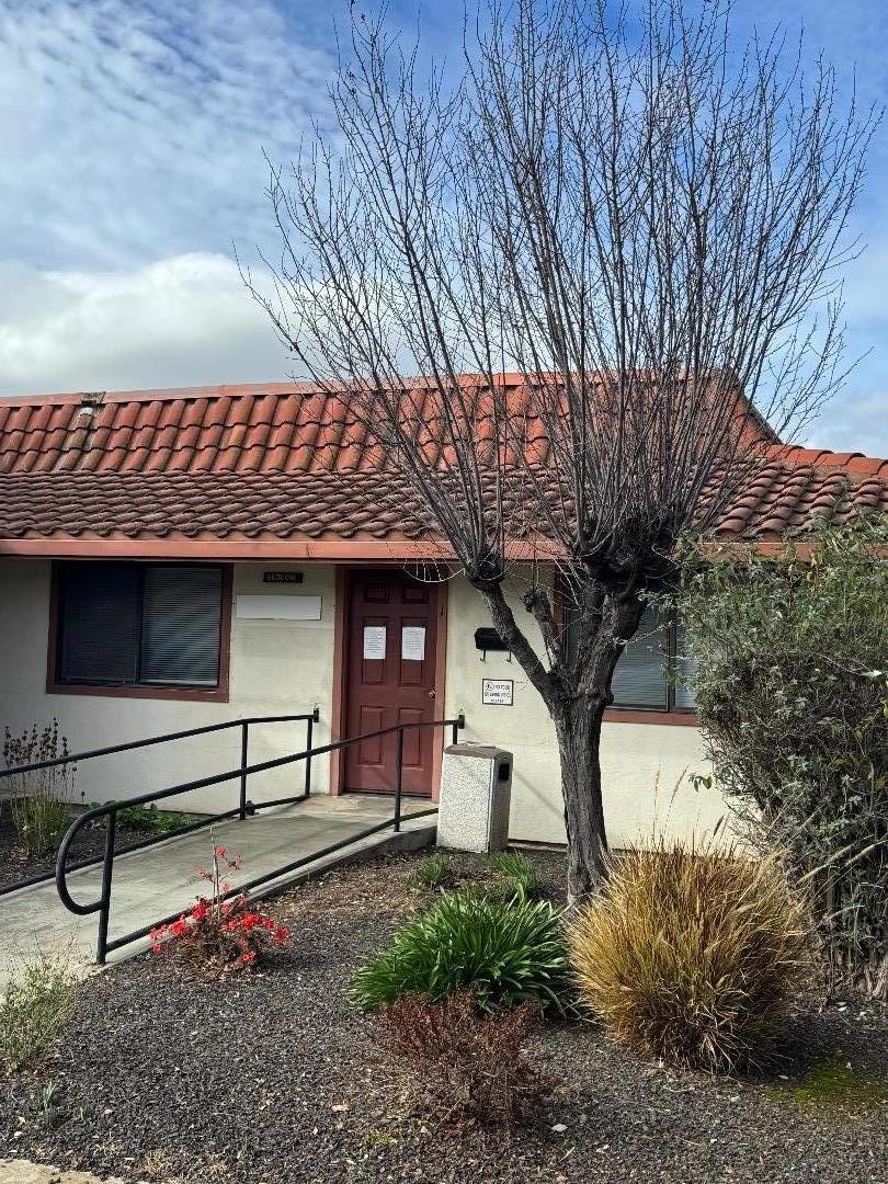 Detail Gallery Image 4 of 13 For 901 Sunset Dr #1,  Hollister,  CA 95023 - – Beds | – Baths