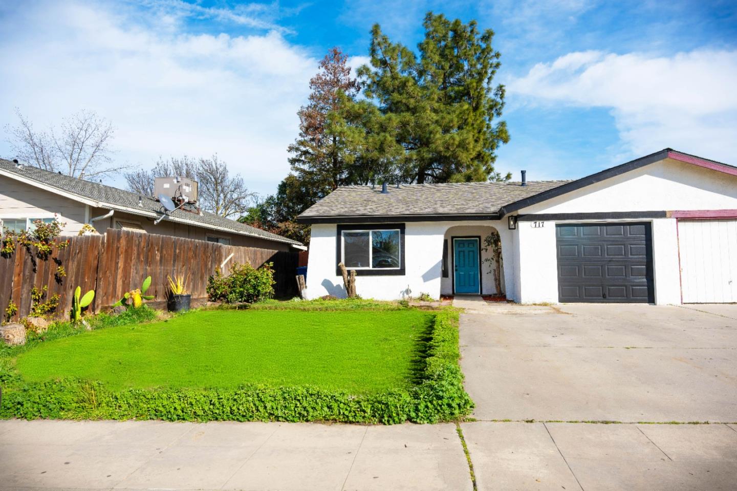 Detail Gallery Image 2 of 24 For 717 Oakridge Dr, Madera,  CA 93637 - 2 Beds | 1 Baths